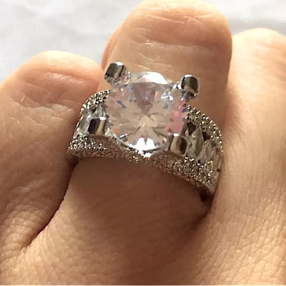 STERLING SILVER DIAMOND RING - Picture 5 of 9